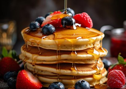 foodiesfeed.com_pouring-honey-on-pancakes-min